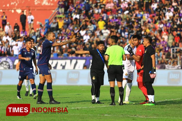 Laga Arema FC saat melawan Persik Kediri. (Foto: Tria Adha/TIMES Indonesia)