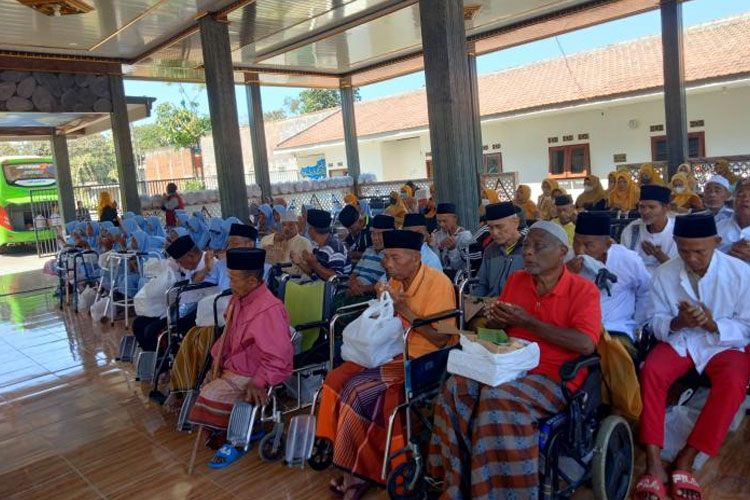 Peduli Sesama, DWP UIN Malang Bakti Sosial Di Griya Lansia