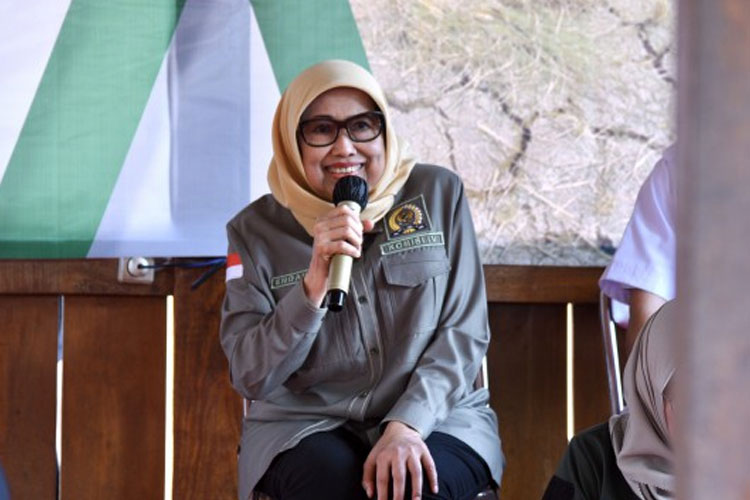 Anggota Komisi IV DPR RI Endang Setyawati Thohari saat mengikuti pertemuan Kunker Reses Komisi IV DPR RI ke Kabupaten Cianjur, Jawa Barat - (FOTO: dok DPR)