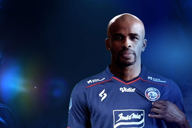 Kembali Perkuat Singo Edan, Greg Nwokolo Siap Angkat Posisi Arema FC