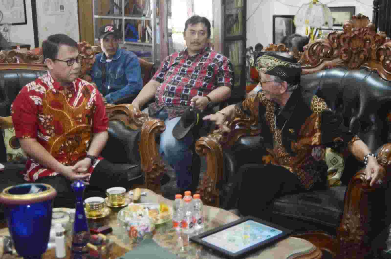 Ahmad Basarah berdialog dengan Romo Djati Kusumo di Kota Malang. (Foto: Adhita Hendra/TIMES INDONESIA)