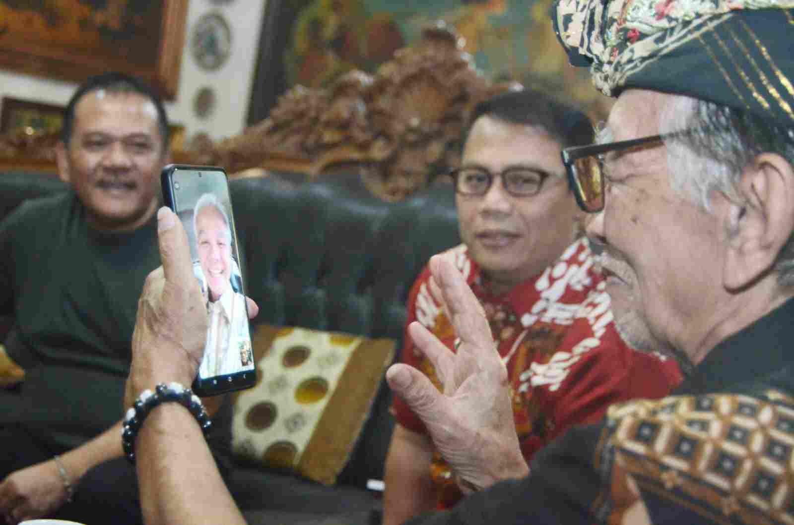 Ganjar Pranowo video call ke Djati Kusumo. (Foto: Adhitya Hendra/TI)