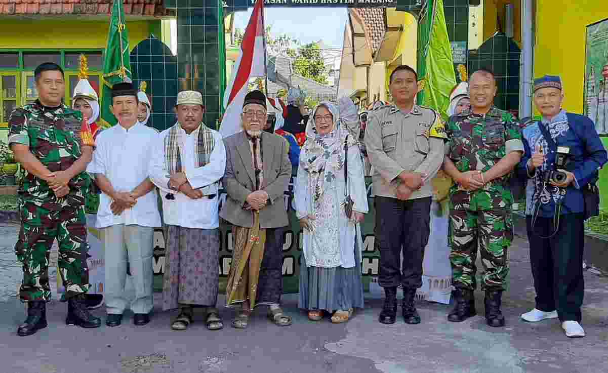 Babinsa Bantu Pengamanan Kegiatan Kirab Peringatan 1 Muharram di SMP Wahid Hasyim