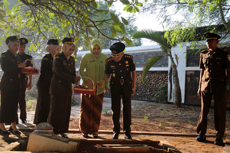 Kejari Tuban Ziarah di Makam Pahlawan