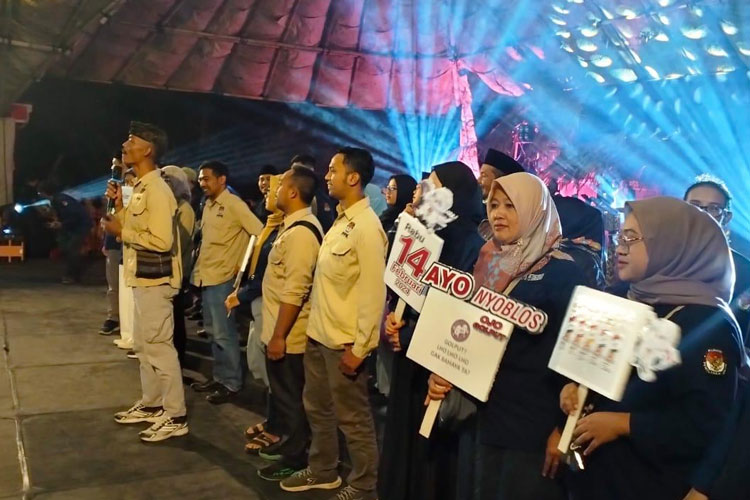 Cara Asik PPK&#45;PPS Wagir Ajak Penonton Festival Kampung Dilem Manfaatkan Hak Pilih 2024