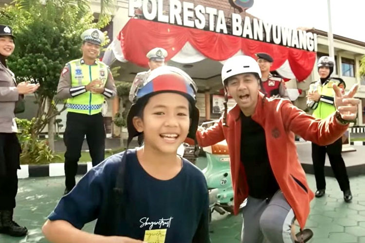 Penyanyi Kondang Banyuwangi, Wandra dan penyanyi cilik, Alvaro dalam video klip lagu berjudul Polisi yang Baik Hati. (Foto : Dokumentasi TIMES Indonesia)