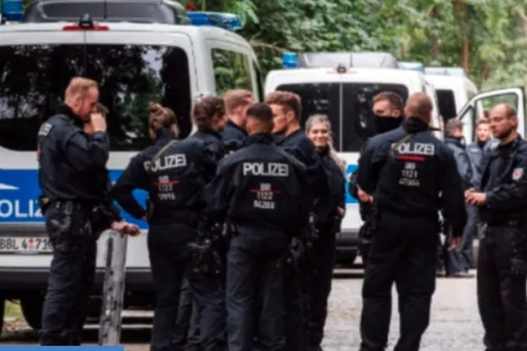 Polisi Jerman mengerahkan kendaraan bersenjata, helikopter, anjing pelacak, drone hingga sniper untuk memburu singa. (FOTO: The Sun/BILD)