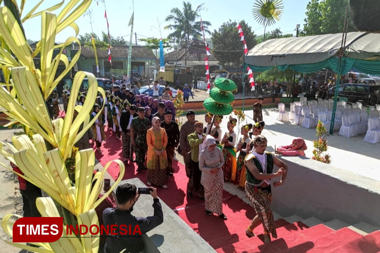 Larung Sesaji Satu Suro di Pantai Tambakrejo Blitar Jadi Magnet Wisatawan