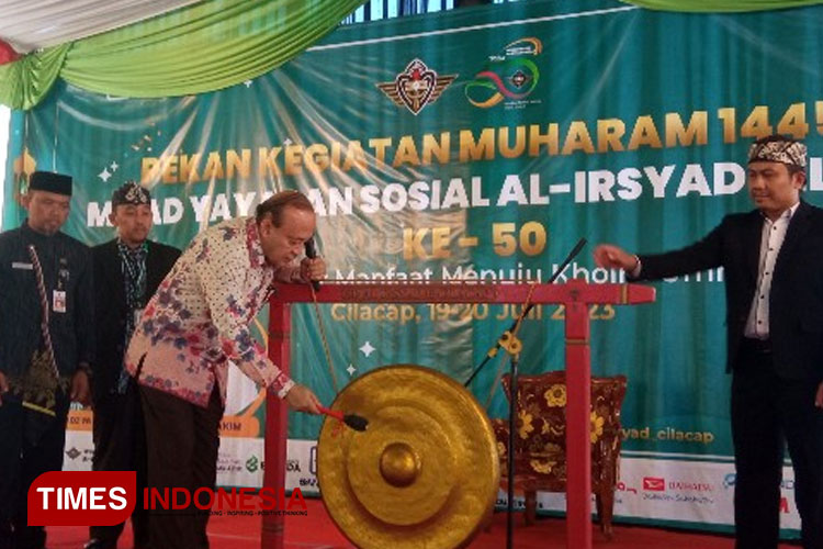  Pembukaan Milad ke-50 Yayasan Sosial Al-Irsyad Cilacap ditandai penukulan gong oleh Dewan Pembina  Al-Iryad Fuad Bawazier. (FOTO: Estanto Prima Yuniarto/TIMES Indonesia) 