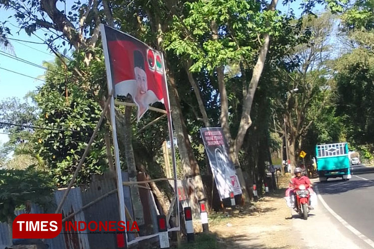 Banner Capres Ganjar Pranowo, yang dipasang di Jalan Raya Desa Sempal Wadak Kecamatan Bululawang, yang dirusak oleh orang tak dikenal. (Foto: Binar Gumilang/TIMES Indonesia)