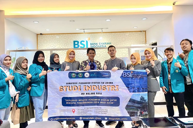 Mahasiswa Program Studi Perbankan Syariah Memperluas Wawasan Melalui Kunjungan Industri ke Bank Syariah Indonesia