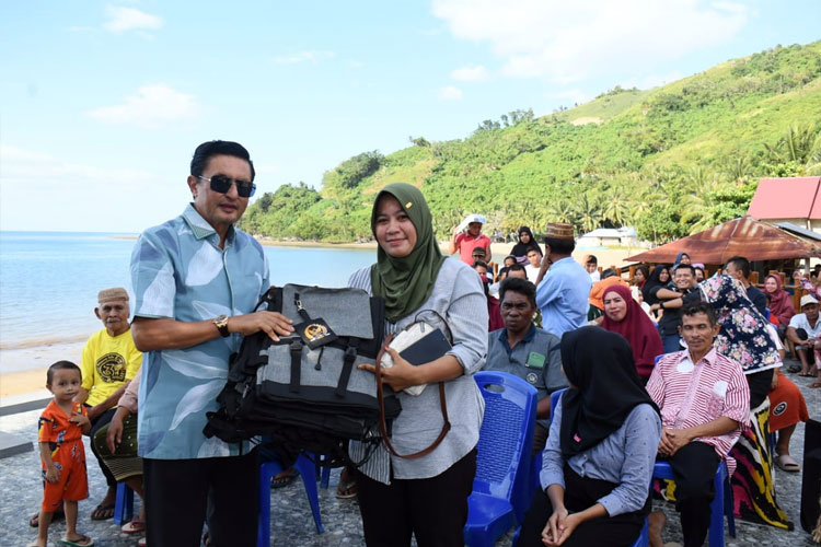 Wakil Ketua MPR RI Fadel Muhammad bersama Kepala Desa Dunu Indriyani Kulupani, saat kunjungan ke Pantai Dunu, Gorontalo Utara. (FOTO: dok Fadel Muhammad)