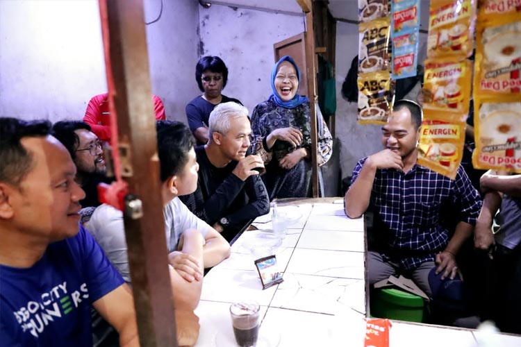 Blusukan Di Pasar Citeureup, Ganjar Pranowo Dan Gibran Dicurhati Soal ...