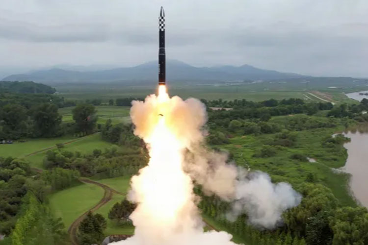 Gambar ini dari Kantor Berita Pusat Korea resmi Korea Utara pada 13 Juli 2023, menunjukkan uji tembak rudal balistik antarbenua baru 'Hwasong-18' di lokasi yang dirahasiakan di Korea Utara. (FOTO : Al Jazeera/KCNA via AFP).