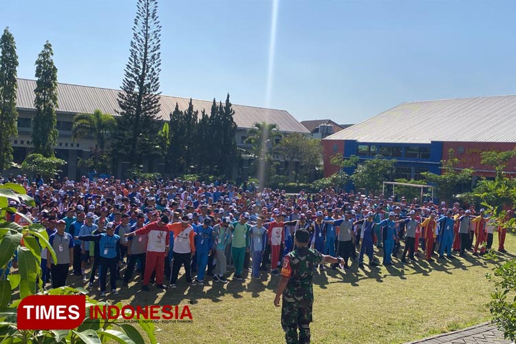 Siswa siswi SMKN11 Kota Malang saat latihan baris berbaris yang dibimbing anggota TNI Kodim 0833 Kota Malang. (foto: dok TIN)