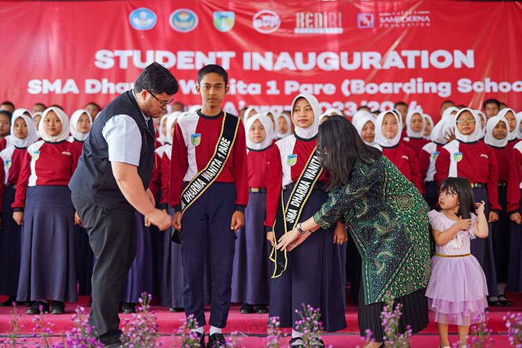 Bupati Kediri Kukuhkan 130 Siswa SMA Boarding School