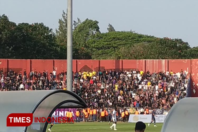 Salah satu sudut tribun tempat terjadinya kericuhan. (foto: yobby/Times Indonesia)