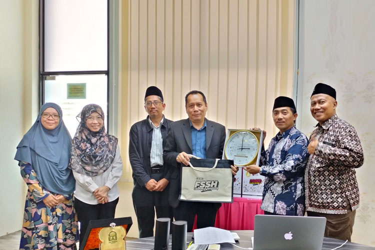 Benchmarking di Tiga Kampus Malaysia, FIK Unira Malang Siap Go Internasional