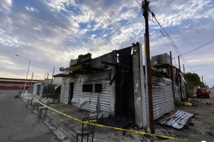 Bar beer house Cantina yang dibakar pengunjungnya yang mabuk di San Luis Rio Colorado, Meksiko, dekat perbatasan Amerika Serikat.(FOTO: The Sun/AFP)