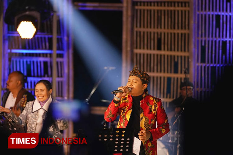 Denny Caknan di panggung Jazz Gunung Bromo 2023. (Foto: Taufik Hidayat/TIMES Indonesia)