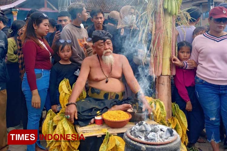 Dukun-atau-Pawang-dari-tradisi-Keboan-desa-Aliyan.jpg