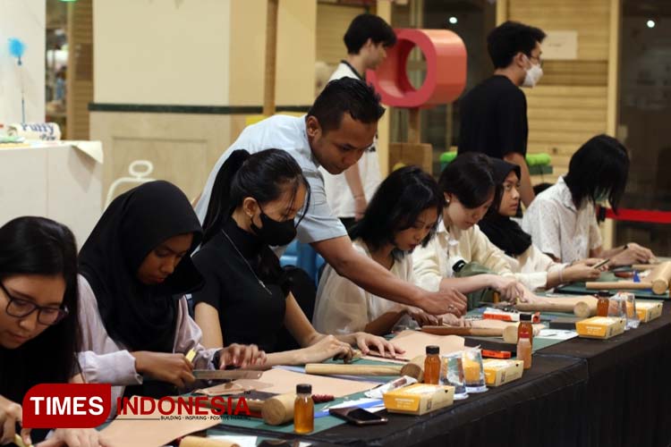 Pengunjung-melihat-salah-satu-karya-yang-dipamerkan-di-GradeX-FIK-Ubaya-a.jpg