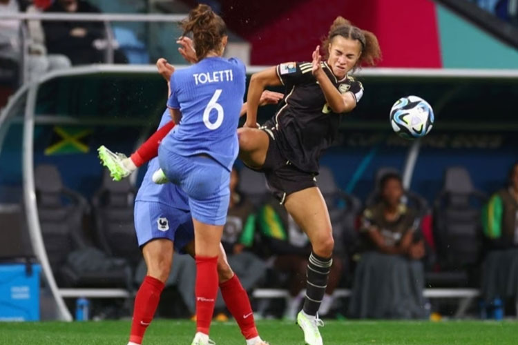 Pemain Sandie Toletti dari Prancis beraksi dengan Solai Washington dari Jamaika. (FOTO: Reuters)
