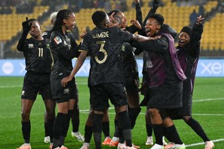 Tim Wanita Afrika Selatan saat merayakan keunggulannya di menit-menit pertama babak kedua saat bertemu Swedia.(FOTO: CNN/AP)