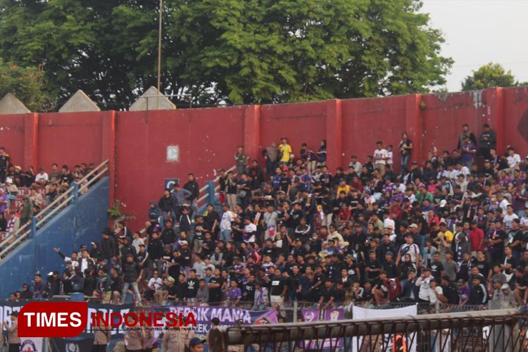 Salah satu bagian tribun Stadion Brawijaya yang dipenuhi suporter Persik Kediri. (Foto: Yobby/TIMES Indonesia)