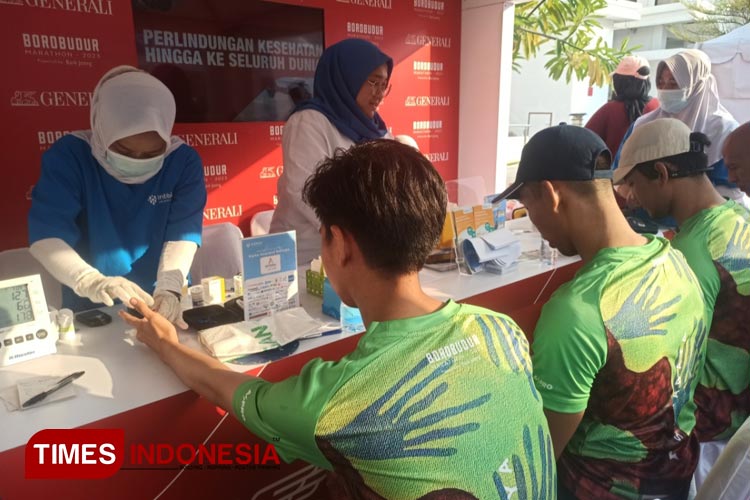 Para pelari Borobudur Marathon 2023 mengikuti mini medical checkup di Booth Generali Indonesia, Minggu (23/7/2023).(Foto : Lely Yuana/TIMES Indonesia) 