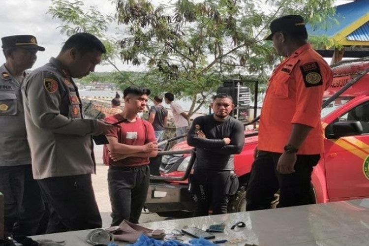 Basarnas masih terus melakukan pencarian 19 orang yang hilang setelah feri yang mereka tumpangi tenggelam di perairan lepas pantai pulau Sulawesi Tenggara.(FOTO: Antara)