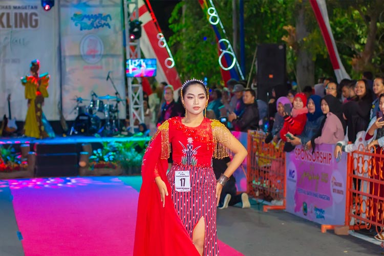 Seorang model tampil dengan busana batik khas Magetan dalam acara dari Festival Batik Khas Magetan, Sabtu (22/07/2023). (Foto: @Lawupphoto for TIMES Indonesia)