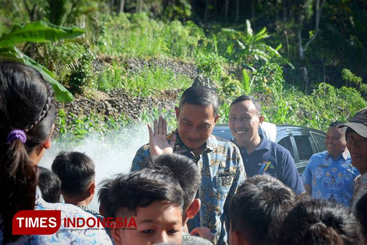 Bupati Pacitan Indrata Nur Bayuaji tampak menyapa anak-anak siswa SD pada sebuah kesempatan. (FOTO: Yusuf Arifai/TIMES Indonesia) 