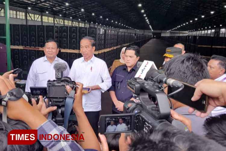 Presiden Jokowi ketika memberikan keterangan pers kepada awak media di Pindad. (Foto: Gilang/TIMES Indonesia)