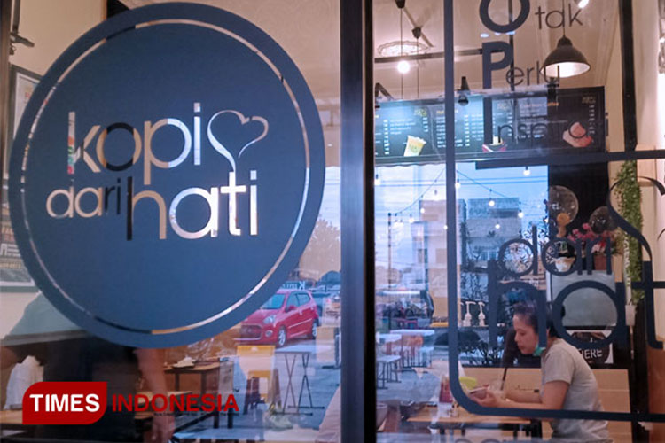 Pelanggan saat menikmati suasana Ultah pertama Kopi Dari Hati Sumba. (FOTO: Habibudin/TIMES Indonesa)