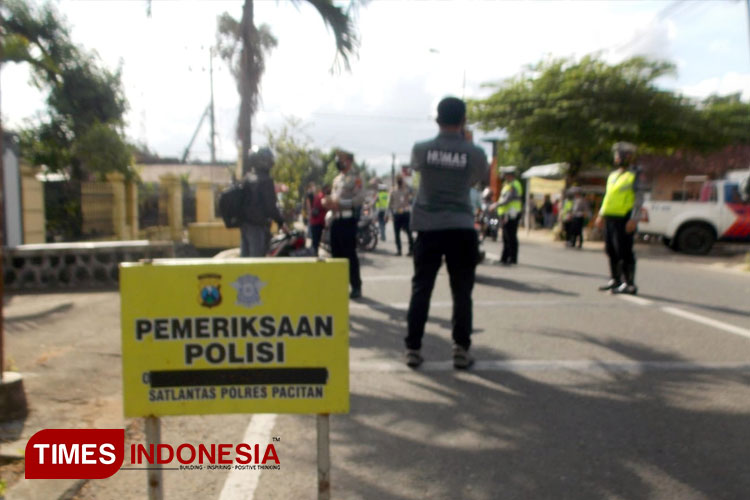 Operasi Patuh Semeru 2023 Sat Lantas Polres Pacitan menyasar pelanggar lalu lintas. (FOTO: Yusuf Arifai/TIMES Indonesia) 