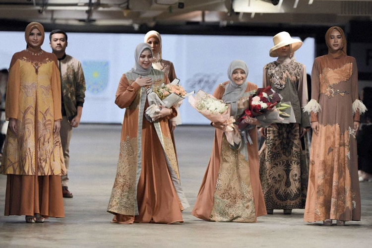 Lia Afif (tengah) mendapat sambutan hangat saat menampilkan koleksi Akrala Avatta di JF3 2023 Fashion Show, Senin (24/7/2023).(Foto: Dok.Lia Afif)