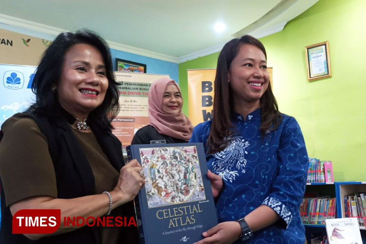 Foto : Monika Krisna Maharani selaku Assistant Vice President BCA (kiri) dan Presiden Direktur Big Bad Wolf Indonesia, Uli Silalahi (kanan) saat di acara press conference Surabaya, Senin (24/7/23).(Foto : Lely Yuana/TIMES Indonesia)