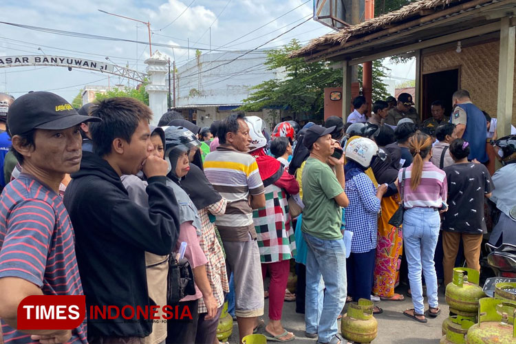 Demi Bisa Masak, Ratusan Warga Miskin di Banyuwangi Antri Beli LPG 3 Kilogram