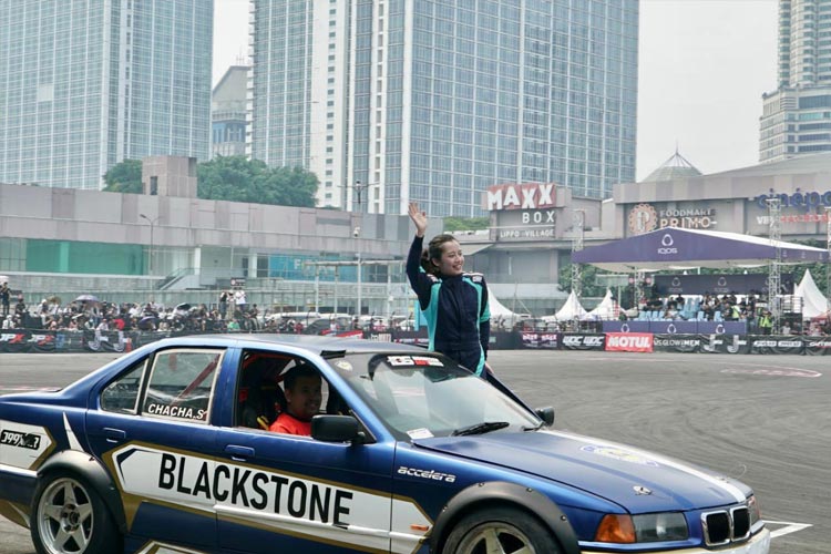 Saras Shintya Soesatyo, menjadi salah satu peserta Women's Drift Challange (WDC) Amateur Indonesian Drift Series 2023. (foto: dok IMI) 