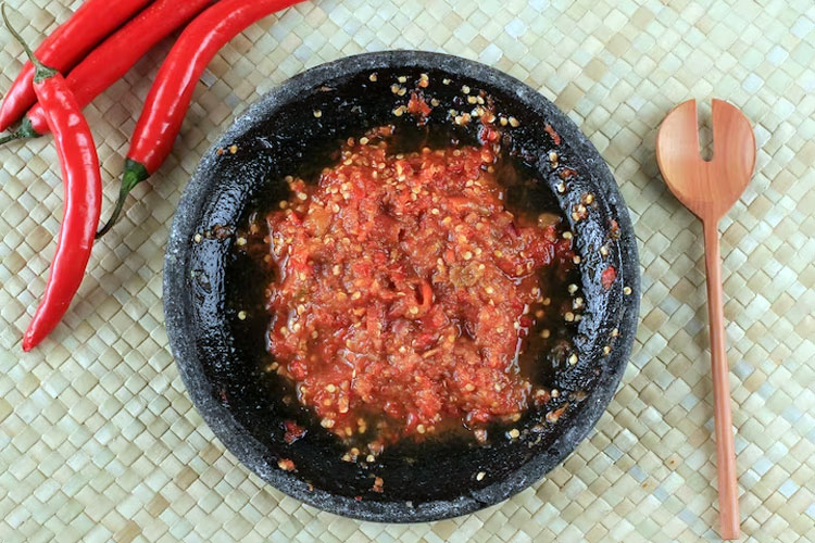 The spicy look of sambal terasi. (Photo: Ikarahma/Freepik)