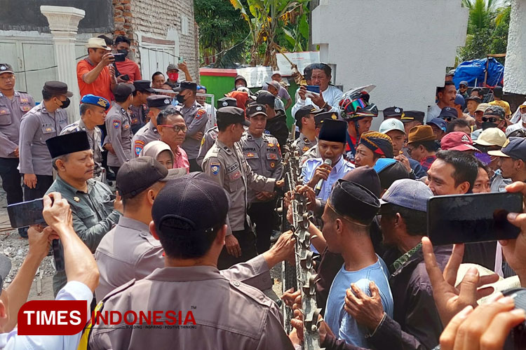 Geruduk Kantor Desa Rejoagung Banyuwangi, Warga Minta Kades Turun Jabatan