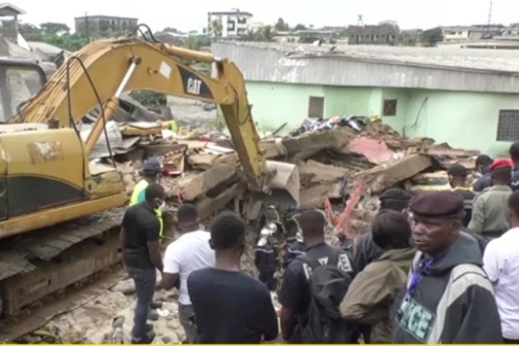 Upaya pencarian korban di kota Douala, Kamerun, setelah bangunan empat lantai runtuh, Minggu tengah malam tadi.(FOTO: Screenshot Africanews)
