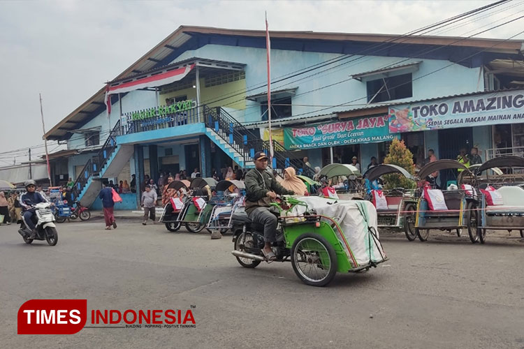 Jelang Kedatangan Presiden RI Jokowi, Masyarakat Padati Pasar Rakyat Bululawang