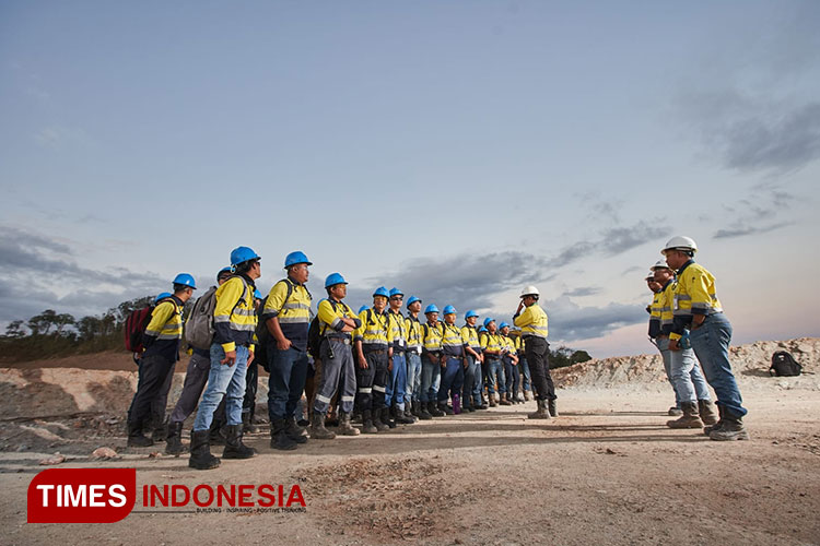 Karyawan PT Bumi Suksesindo (PT BSI) sedang melakukan Safety Toolbox Meeting sebelum bekerja wajib untuk saling memahami pekerjaan dan bahayanya. (Foto: Syamsul Arifin/TIMES Indonesia)