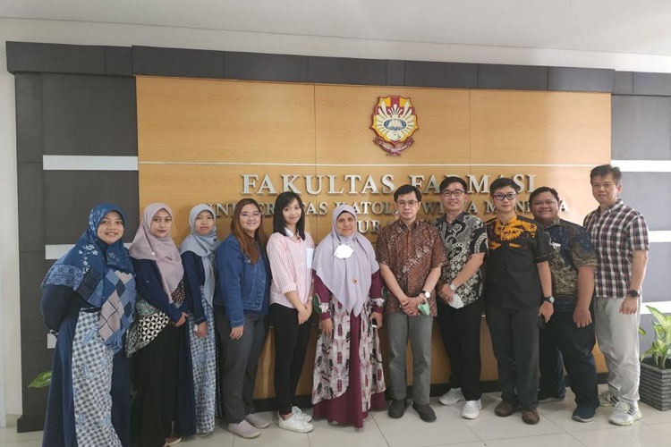 Benchmarking di Program Sarjana Farmasi Universitas Katolik Widya Mandala Surabaya (UKWMS)