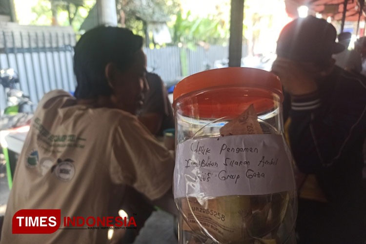 Toples mini filantropis di Jalur Gaza Surabaya. Siapa saja boleh ambil isinya, Selasa (25/7/2023). (Foto: Lely Yuana/TIMES Indonesia)