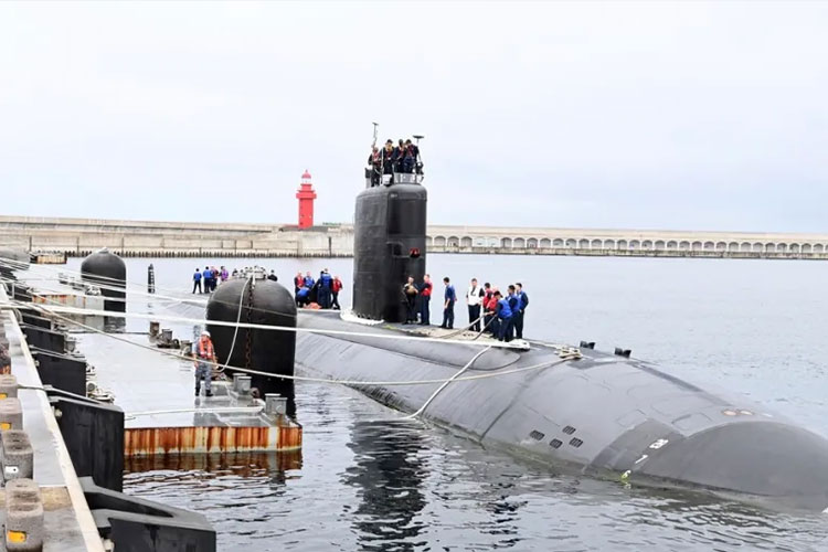 Kapal selam USS Annapolis yang bertenaga nuklir berlabuh di pangkalan angkatan laut Korea Selatan di Pulau Jeju, Senin (24/7/2023. (FOTO: The Korea Times)