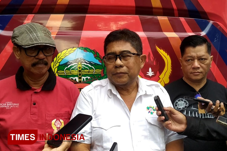 Ketua umum KONI Banyumas Bambang Setiawan didampingi Waketum dan Humas saat menjelaskan tentang persiapan kontingen atlet Banyumas.( FOTO : Sutrisno/TIMES Indonesia)