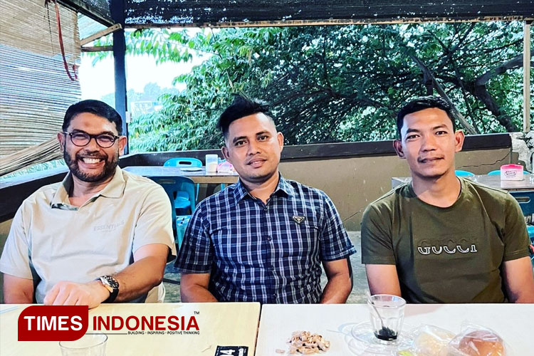 Anggota DPR-RI Nasir Jamil (kiri) bersama Direktur YLBH-AKA Rahmat (tengah) dan Kepala Devisi dan Advokasi Edy (kanan). (Foto: Dok TIMES Indonesia)